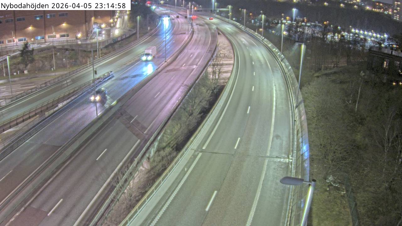 Nybodahöjden — Kameran är placerad på E4/E20 Essingeleden i trafikplats Nyboda (Nybodakurvan) och är riktad mot Uppsala. Trafik i mitten av bilden är på väg till respektive från Södra länken.