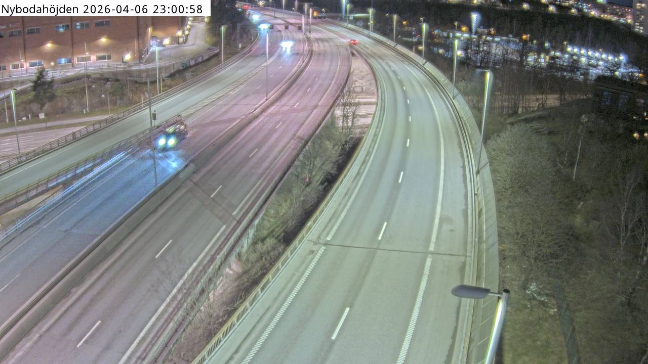 Nybodahöjden — Kameran är placerad på E4/E20 Essingeleden i trafikplats Nyboda (Nybodakurvan) och är riktad mot Uppsala. Trafik i mitten av bilden är på väg till respektive från Södra länken.