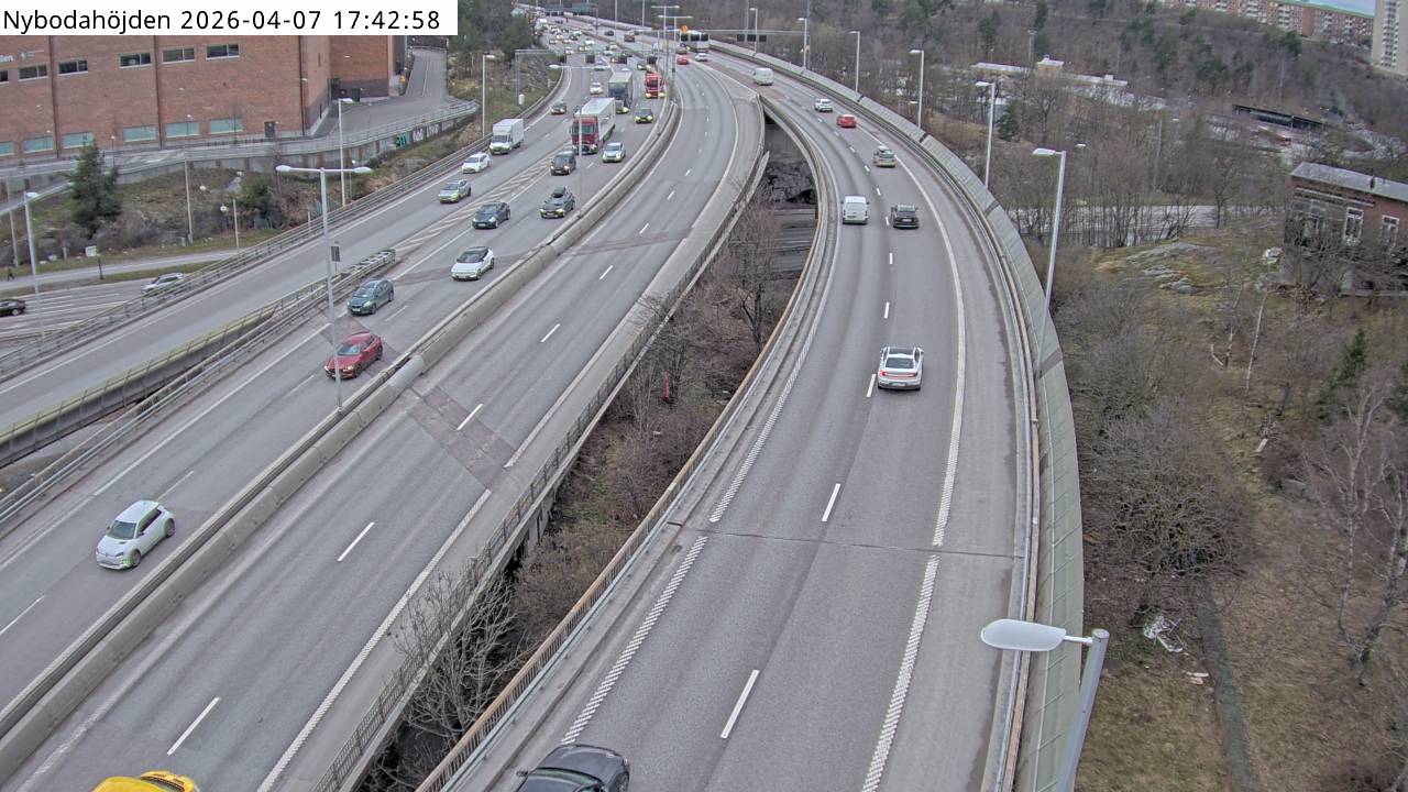 Nybodahöjden — Kameran är placerad på E4/E20 Essingeleden i trafikplats Nyboda (Nybodakurvan) och är riktad mot Uppsala. Trafik i mitten av bilden är på väg till respektive från Södra länken.