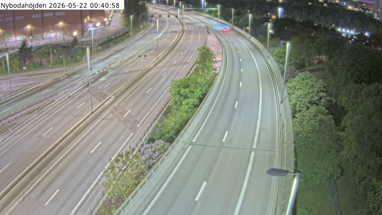 Nybodahöjden — Kameran är placerad på E4/E20 Essingeleden i trafikplats Nyboda (Nybodakurvan) och är riktad mot Uppsala. Trafik i mitten av bilden är på väg till respektive från Södra länken.