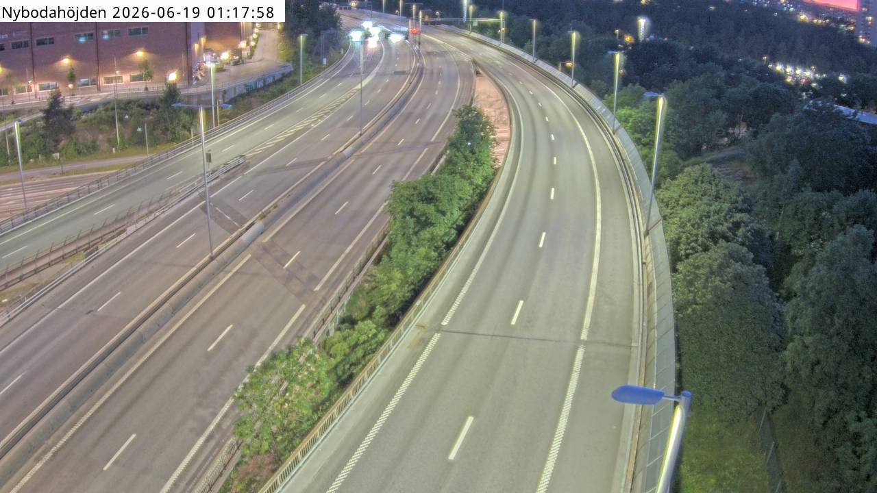 Nybodahöjden — Kameran är placerad på E4/E20 Essingeleden i trafikplats Nyboda (Nybodakurvan) och är riktad mot Uppsala. Trafik i mitten av bilden är på väg till respektive från Södra länken.