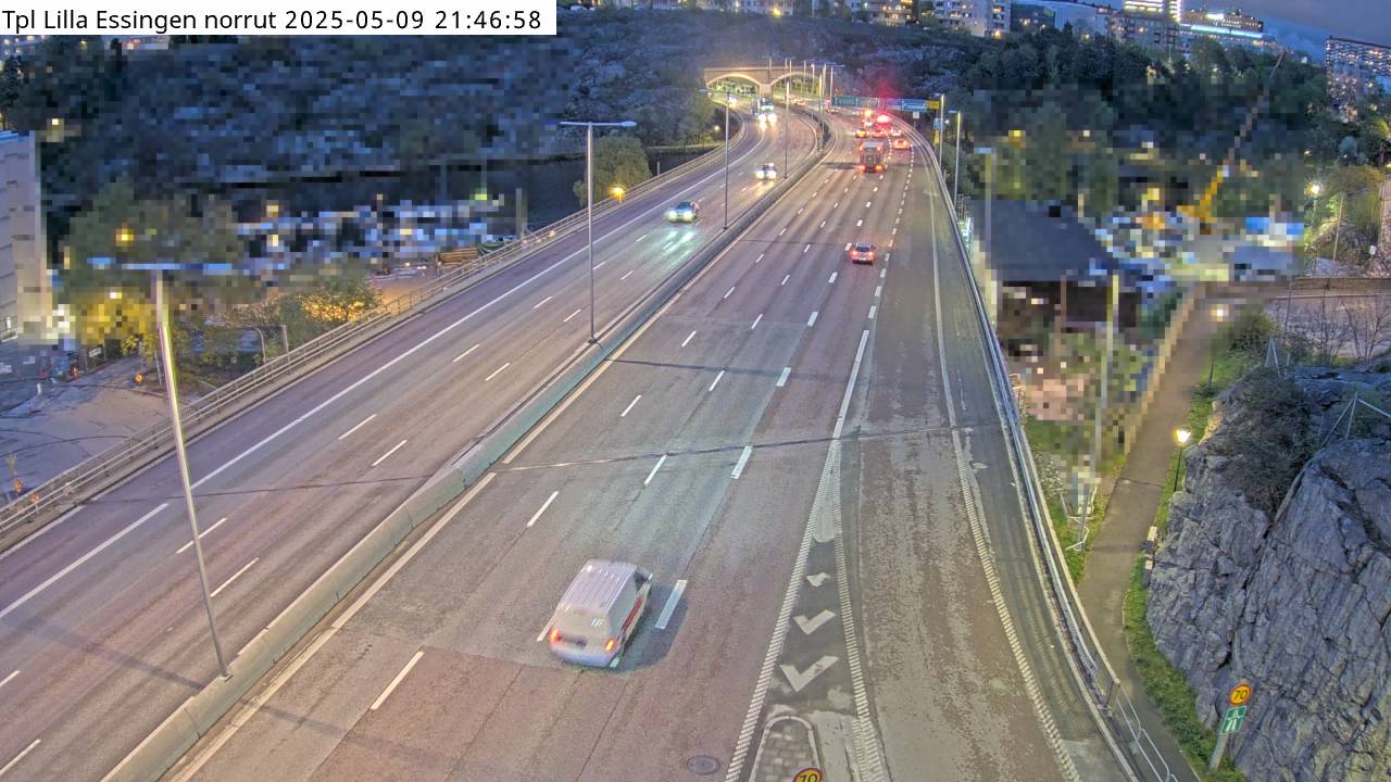 Trafikkamera - Essingeleden, Trafikplats Lilla Essingen, kameran är placerad på E4/E20 Essingeleden i höjd med trafikplats Lilla Essingen och är riktad mot Uppsala. I horisonten syns Fredhällstunnelns mynning. 