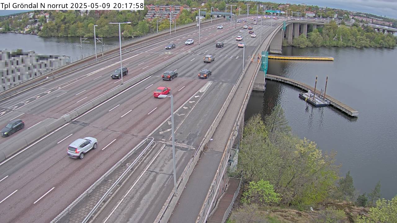 Trafikkamera - Essingeleden, Trafikplats Gröndal Norra, kameran är placerad på E4/E20 Essingeleden i höjd med trafikplats Gröndal och är riktad mot Uppsala. I bilden syns Gröndalsbron.