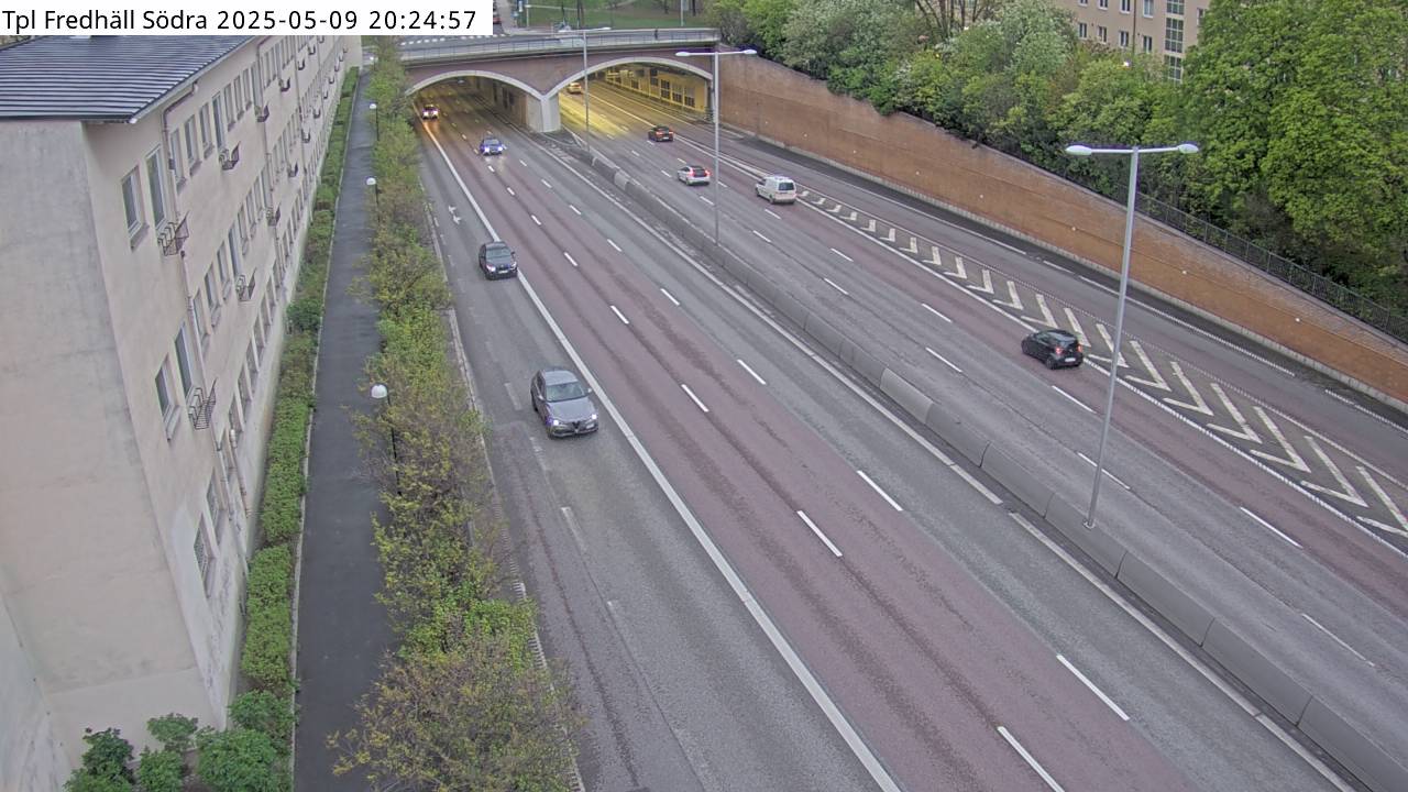 Trafikkamera - Essingeleden, Trafikplats Fredhäll Södra, kameran är placerad på E4/E20 Essingeleden i höjd med trafikplats Fredhäll södra och är riktad mot Södertälje.