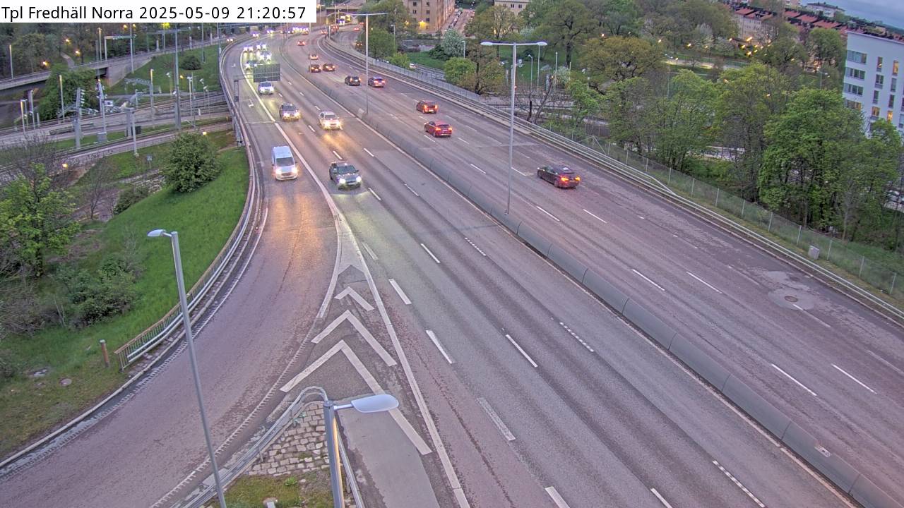 Trafikkamera - Essingeleden, Trafikplats Fredhäll Norra, kameran är placerad på E4/E20 Essingeleden mellan trafikplats Kristineberg norra och trafikplats Fredhäll och är riktad mot Södertälje.