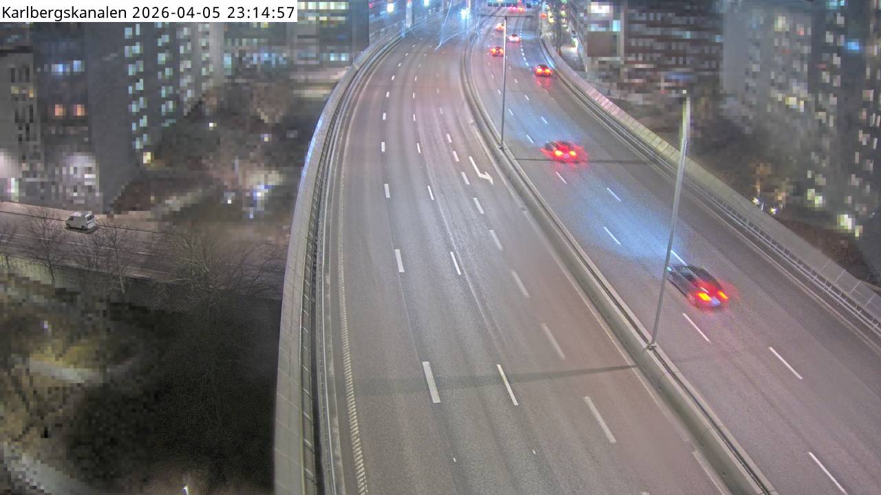 Karlbergskanalen — Kameran är placerad på E4/E20 Essingeleden mellan trafikplats Tomteboda och trafikplats Kristineberg och är riktad mot Södertälje.