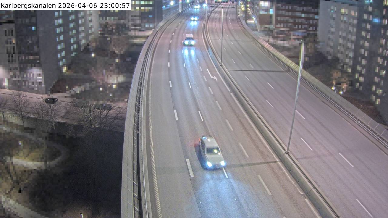 Karlbergskanalen — Kameran är placerad på E4/E20 Essingeleden mellan trafikplats Tomteboda och trafikplats Kristineberg och är riktad mot Södertälje.