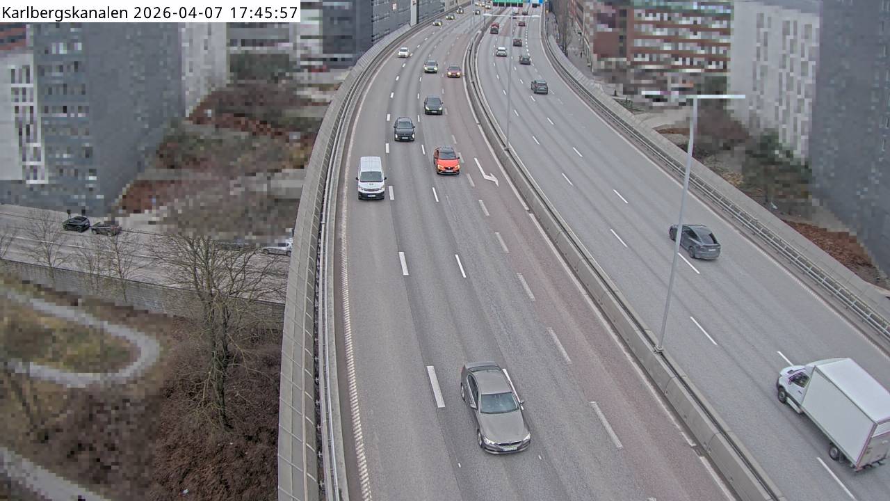 Karlbergskanalen — Kameran är placerad på E4/E20 Essingeleden mellan trafikplats Tomteboda och trafikplats Kristineberg och är riktad mot Södertälje.