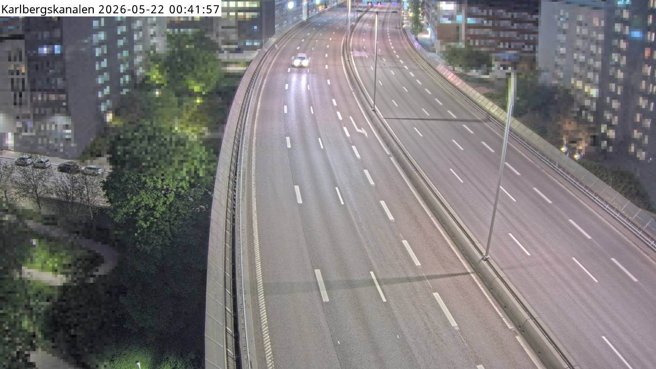Karlbergskanalen — Kameran är placerad på E4/E20 Essingeleden mellan trafikplats Tomteboda och trafikplats Kristineberg och är riktad mot Södertälje.
