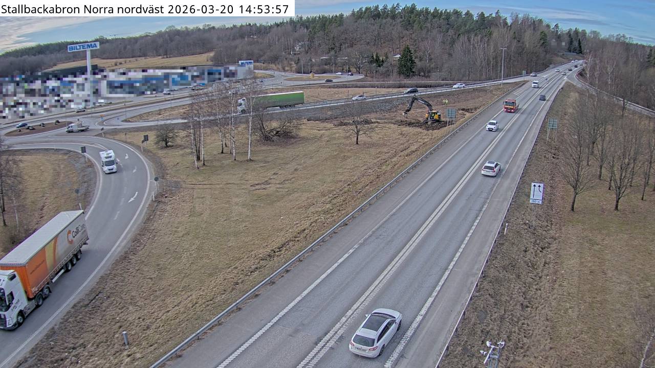 Stallbackabron Norra norrut — Stallbackabron Norra tittar nordväst mot Vänersborg vid väg 44, trafikplats Överby.