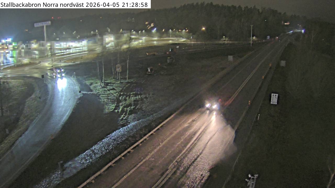 Stallbackabron Norra norrut — Stallbackabron Norra tittar nordväst mot Vänersborg vid väg 44, trafikplats Överby.
