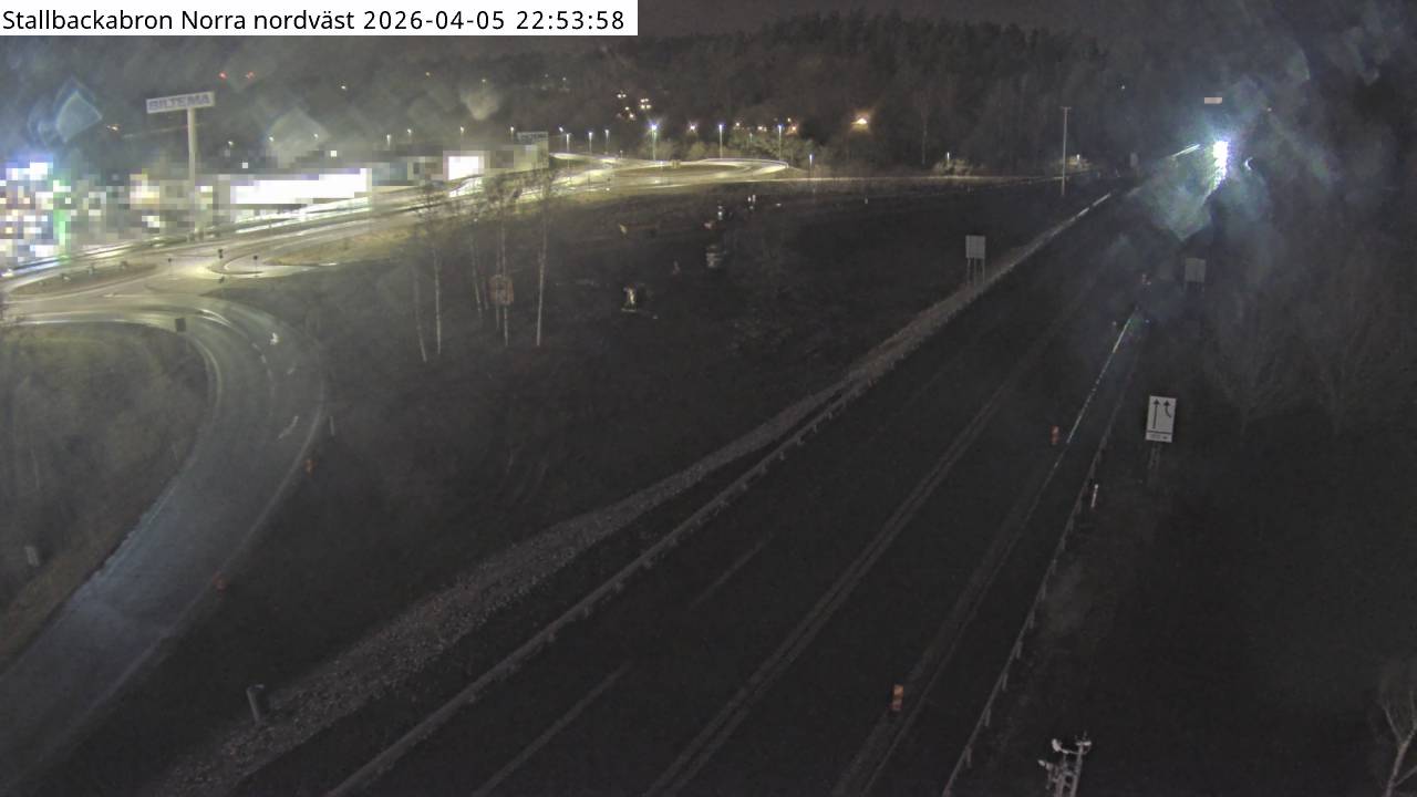 Stallbackabron Norra norrut — Stallbackabron Norra tittar nordväst mot Vänersborg vid väg 44, trafikplats Överby.
