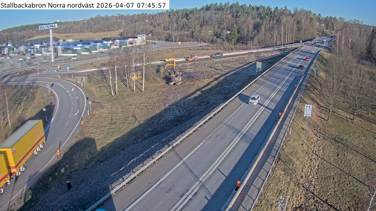 Stallbackabron Norra norrut — Stallbackabron Norra tittar nordväst mot Vänersborg vid väg 44, trafikplats Överby.