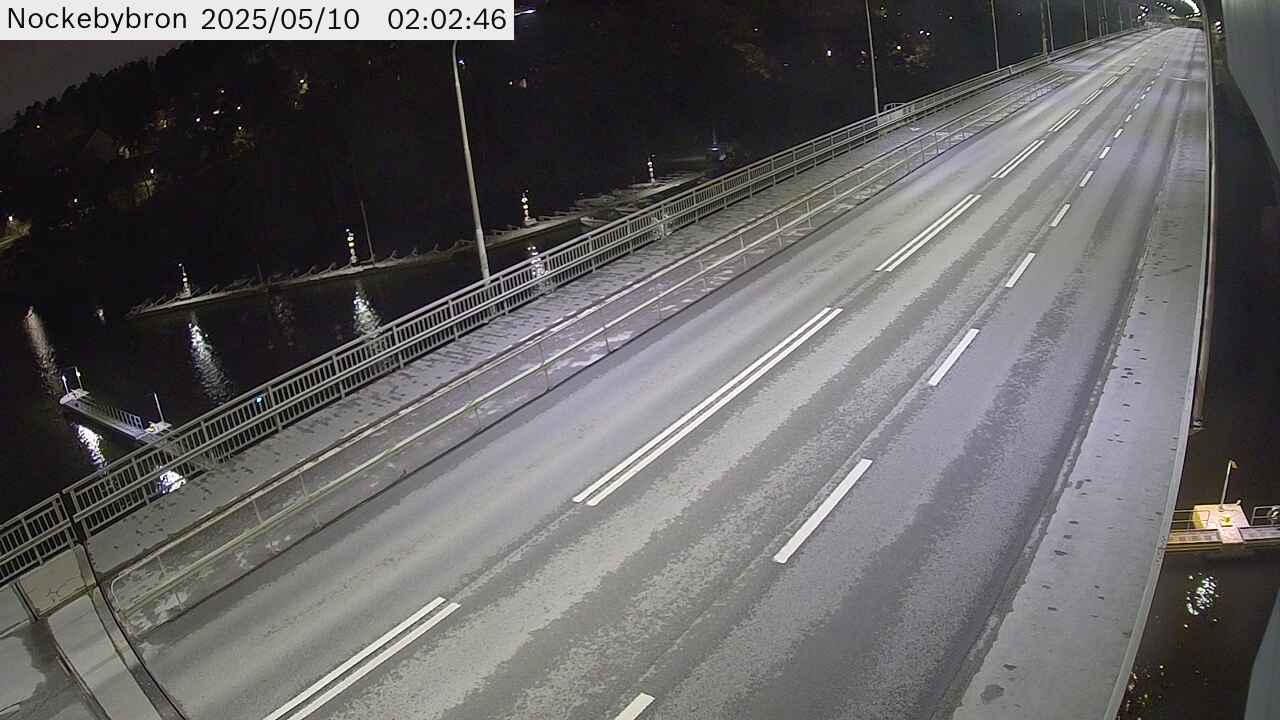 Trafikkamera - Drottningholmsvägen, Nockebybron mot Brommaplan, kameran är placerad på Drottningholmsvägen vid Nockebybron och är riktad mot Stockholm.